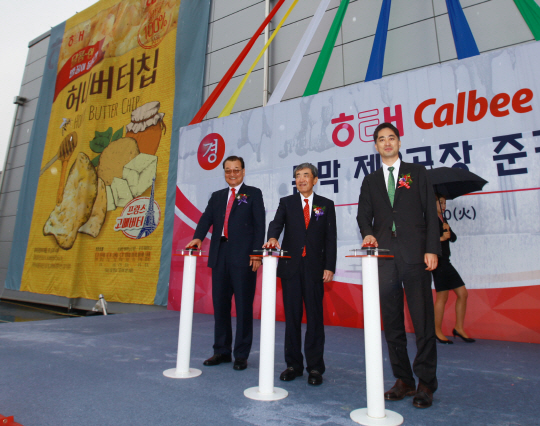 10일 강원 원주 문막읍에 위치한 해태가루비 문막 제2공장 준공식에서 윤영달 크라운해태제과 회장(왼쪽부터), 마츠모토 아키라 일본 가루비 회장, 신정훈 해태제과 대표가 CI 제막식에 앞서 기념촬영을 하고있다.  해태제과 제공